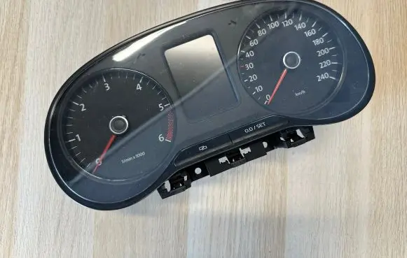 Volkswagen Polo V 6R Speedometer (instrument cluster) 6R0920861A
