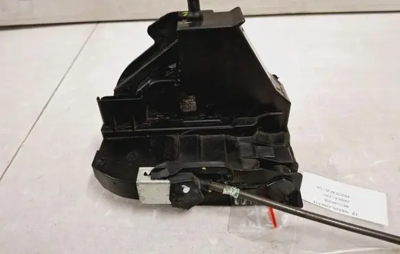 Nissan Juke I F15 Front door lock