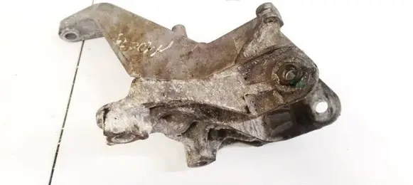 Engine mounting bracket