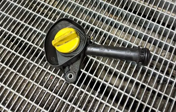 Renault Clio IV Oil fill pipe 8200639421