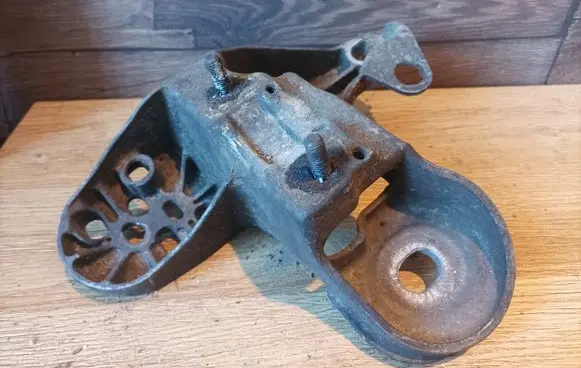Audi A6 S6 C5 4B Engine mounting bracket