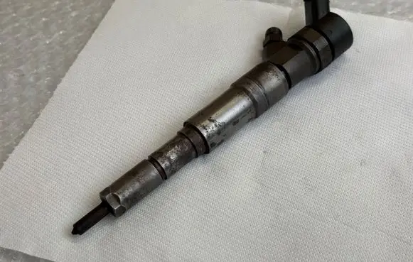 BMW 5 E39 Fuel injector 2354093 0445110029
