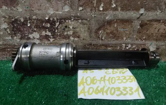 Audi A4 S4 B8 8K Oil pump balance shaft 06H103331 06H103337