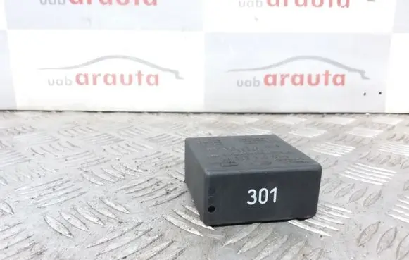 Volkswagen Golf IV Window control relay 4A0919471 5KG00656800