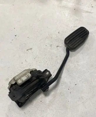 Accelerator throttle pedal