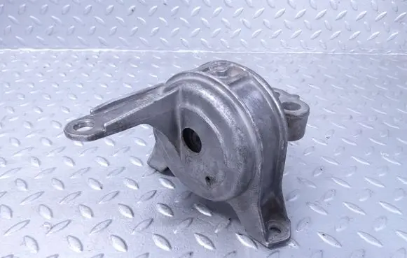 Opel Zafira B Engine mount bracket 13175268