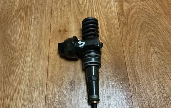 Volkswagen PASSAT B6 Fuel injector 0414720312