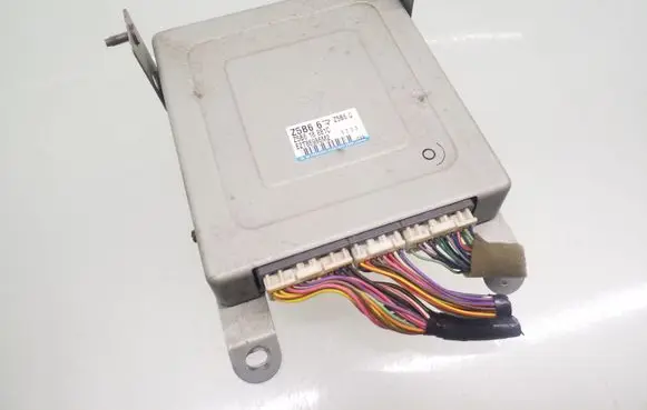 Mazda 323 Engine control unit/module E2T86986M2 Z5B618881C