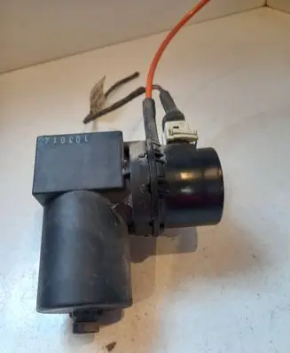 Volkswagen Golf III Central locking vacuum pump 171906230