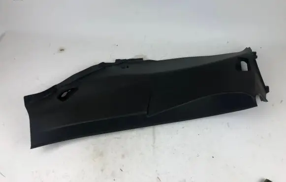 Maserati Levante (C) pillar trim 670040380 30823 31096