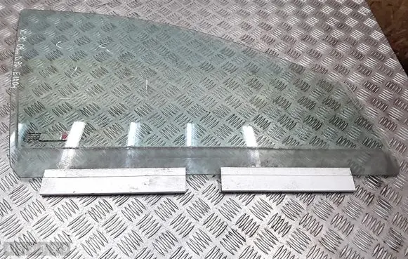 Volvo XC90 Front door window glass four-door e143r001605