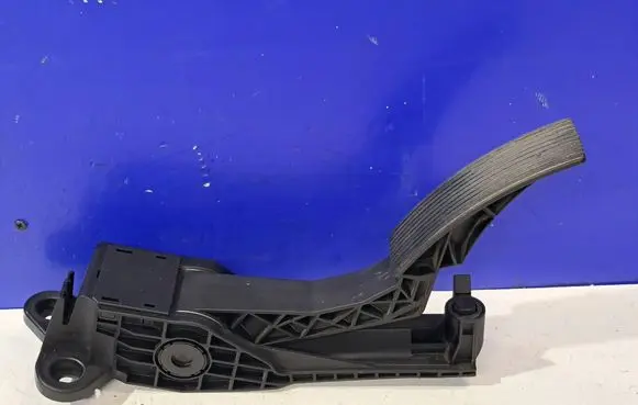 Mercedes-Benz ML W164 Accelerator throttle pedal A1643000004