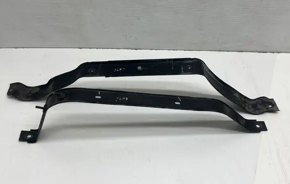 Porsche Cayenne (92A) Fuel tank mounting bracket L1M39057D 10V0B MIA365A21