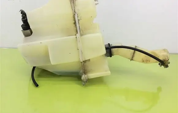 Volvo S60 Windshield washer fluid reservoir/tank 8693773