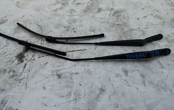Volkswagen Touran I Front wiper blade arm 