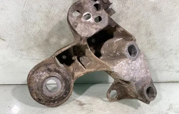 Volkswagen PASSAT B5 Engine mounting bracket 4b0199352b