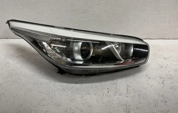 KIA Ceed Headlight/headlamp 92102