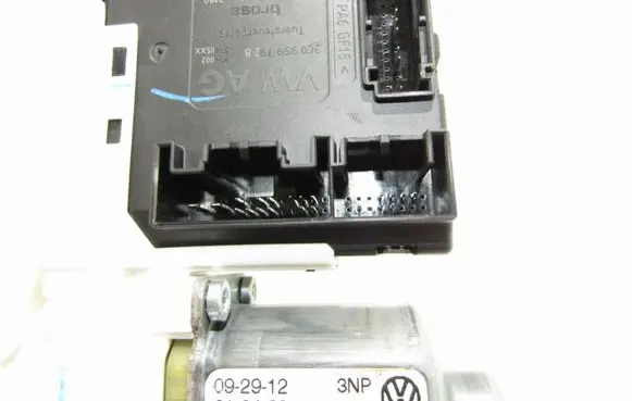 Volkswagen Jetta VI Front door window regulator motor 0130822229