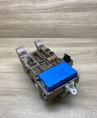 Toyota Corolla E120 E130 Fuse module 8264102040 MB2323008521