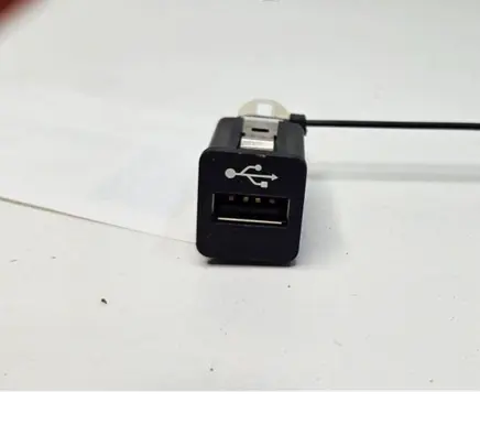 BMW X6 E71 USB socket connector 9237656