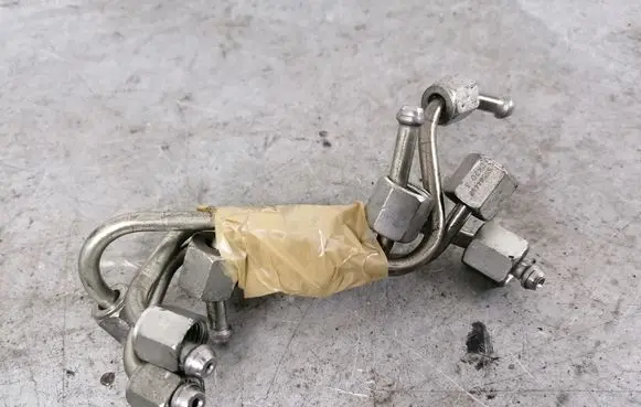 Fuel injector supply line/pipe