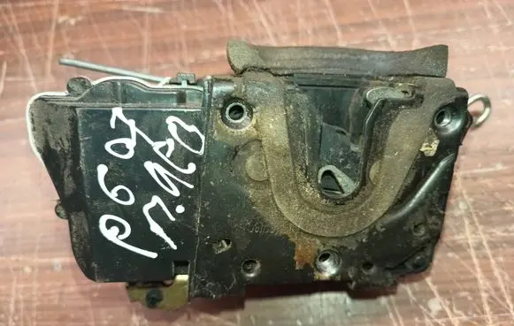 Peugeot 607 Front door lock 