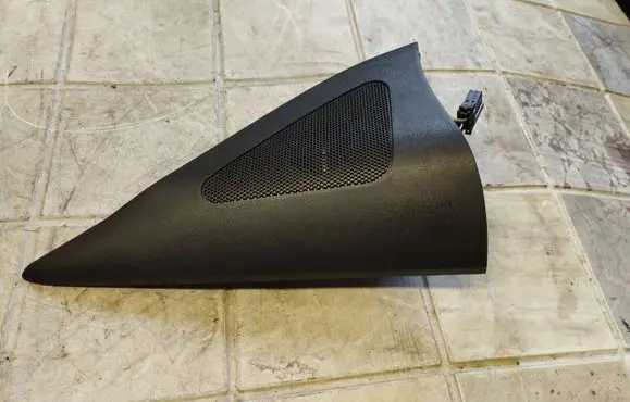 Front door high frequency speaker