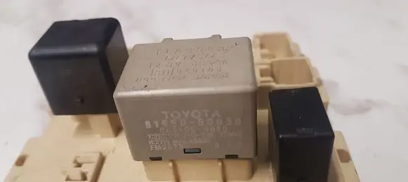 Toyota Yaris Fuse module 8198050030 0665004650