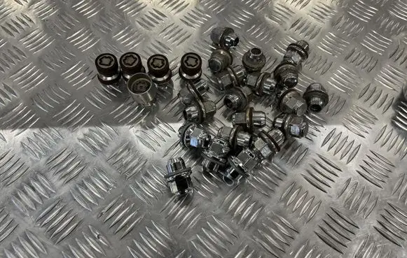 Infiniti Q60 Anti-theft wheel nuts and lock PU14961
