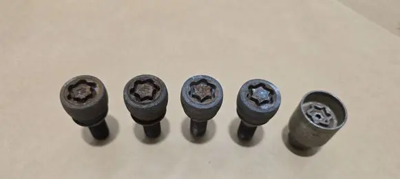 Renault Clio IV Anti-theft wheel nuts and lock 