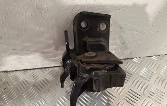 Toyota Avensis T270 Engine mount bracket 123720R030