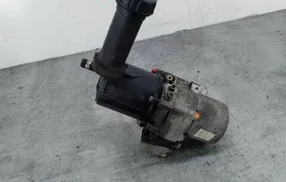 Citroen C4 I Power steering pump 9657613580