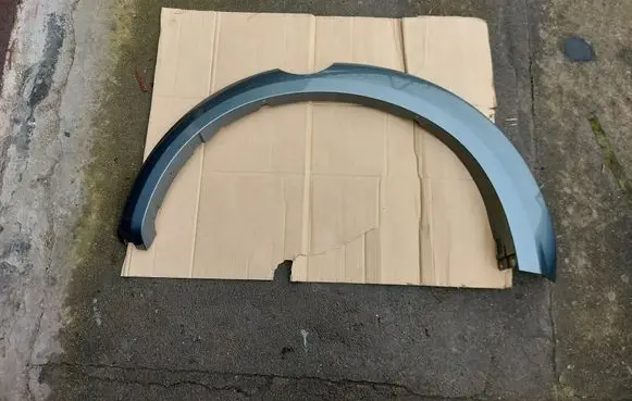Mitsubishi L200 Rear arch trim MN117443