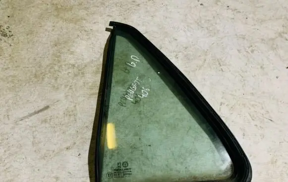 Peugeot 406 Rear vent window glass 