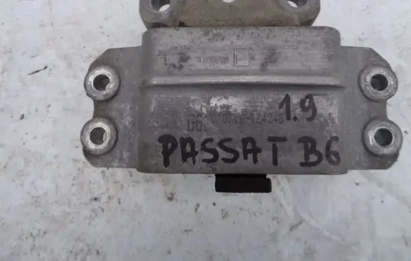 Volkswagen PASSAT B6 Engine mount bracket 3C0199555P