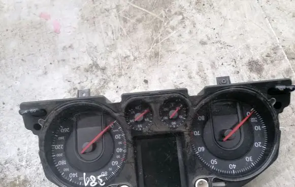 Volkswagen PASSAT B6 Speedometer (instrument cluster) 3C0920870T