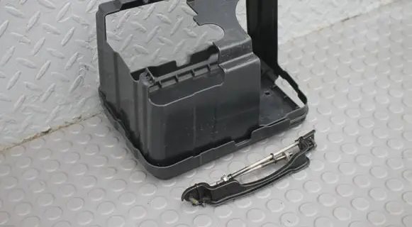 Battery bracket