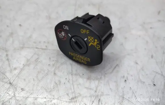 Passenger airbag on/off switch