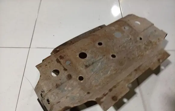 KIA Sorento Engine splash shield/under tray 