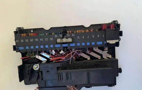 BMW 3 E46 Fuse module 8387153