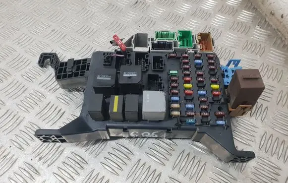 Ford Mondeo Mk III Fuse module 4S7T14A073AB