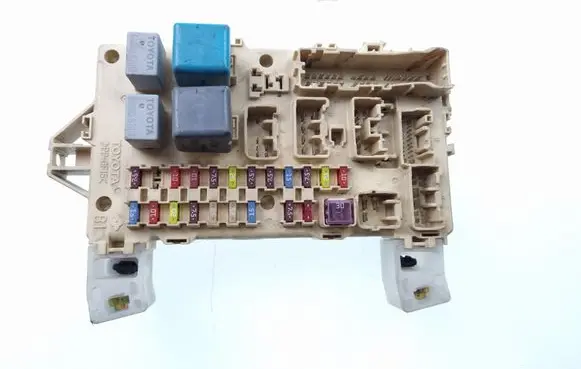 Toyota Corolla Verso AR10 Fuse module 89221 892210F030 05092114354102