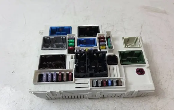 Peugeot 308 Fuse module 9857038280 28824307 0312441323