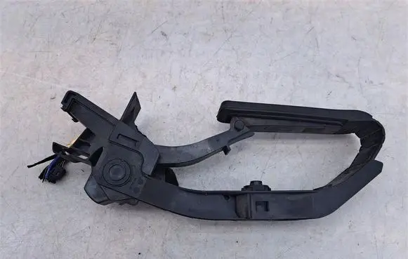 Mercedes-Benz E W211 Accelerator throttle pedal A2113010001