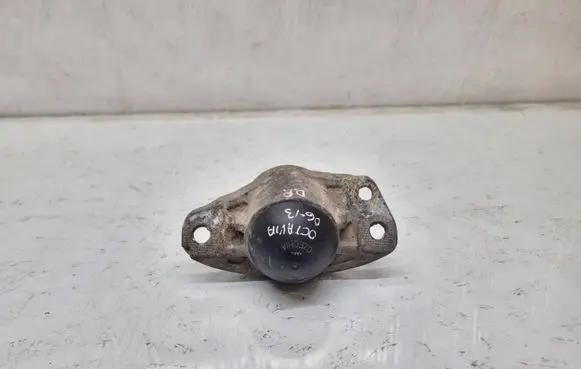Skoda Octavia Mk2 (1Z) Front shock absorber mounting bracket 3C0513353