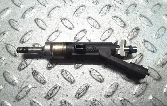 Peugeot 208 Fuel injector 9810335380