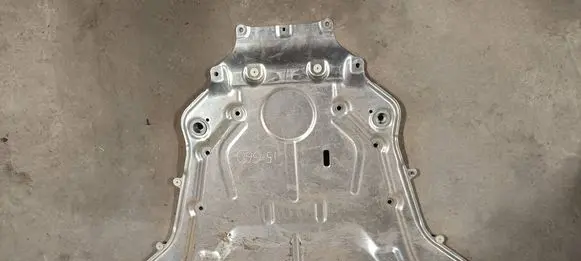 BMW i5 G60 Engine splash shield/under tray 6898654