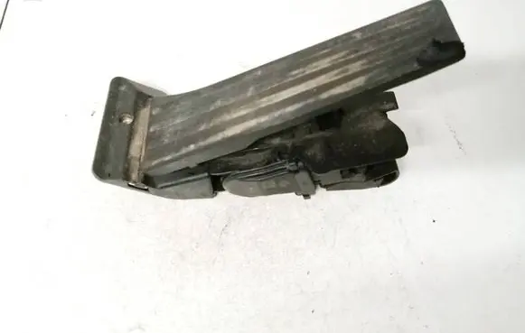 Accelerator throttle pedal