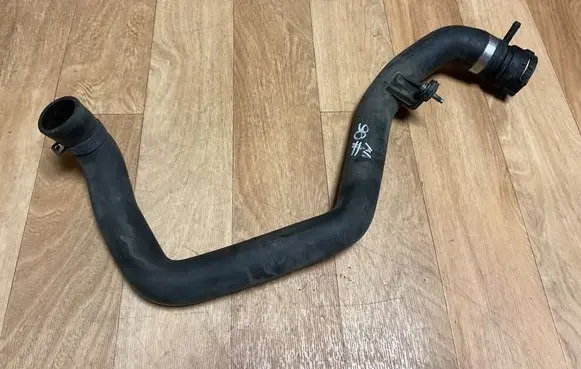 Volkswagen Touareg II Engine coolant pipe/hose 7P6122101J