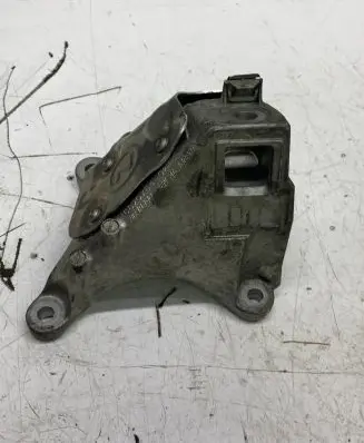 BMW 5 G30 G31 Engine mounting bracket 6870754